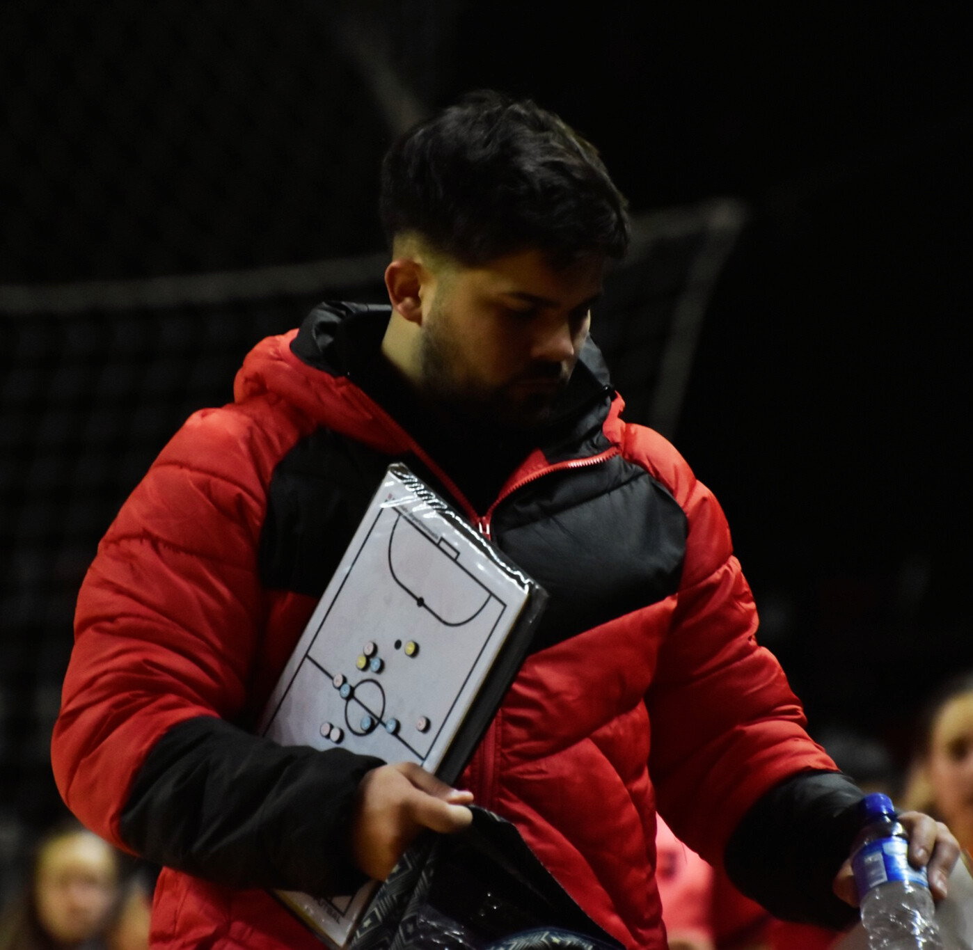 Pablo Granados con una pizarra táctica de futsal durante un partido